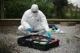 un technicien de scènes de crime en action